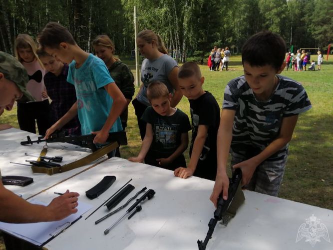 Сотрудники Управления Росгвардии по Липецкой области провели День физкультурника в детском оздоровительном лагере «Березка»
