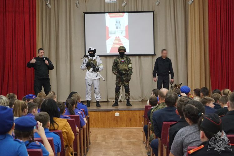 В Липецке сотрудники и военнослужащие Росгвардии познакомили учащихся подшефных классов со службой ведомства   