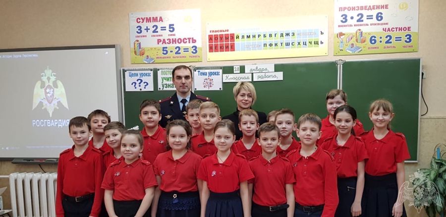 В Липецке сотрудник Росгвардии рассказал школьникам о службе в подразделениях вневедомственной охраны