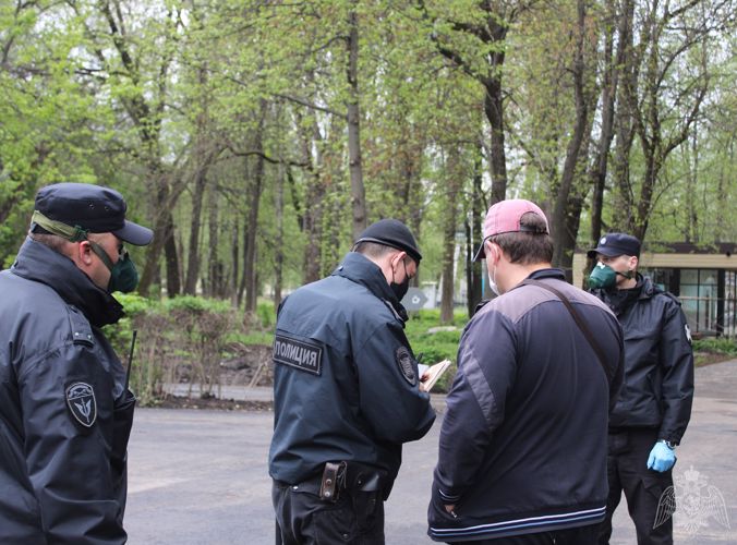 В Липецкой области сотрудники Росгвардии совместно с полицейскими продолжают разъяснительную работу с гражданами о противоэпидемиологических мерах   