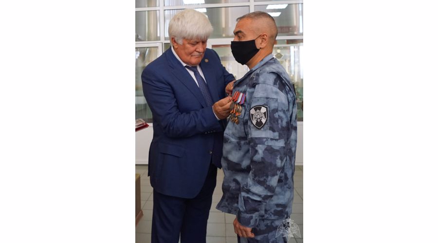 В Липецке сотрудникам ОМОН вручили юбилейные медали «20 лет разгрома международных бандформирований»