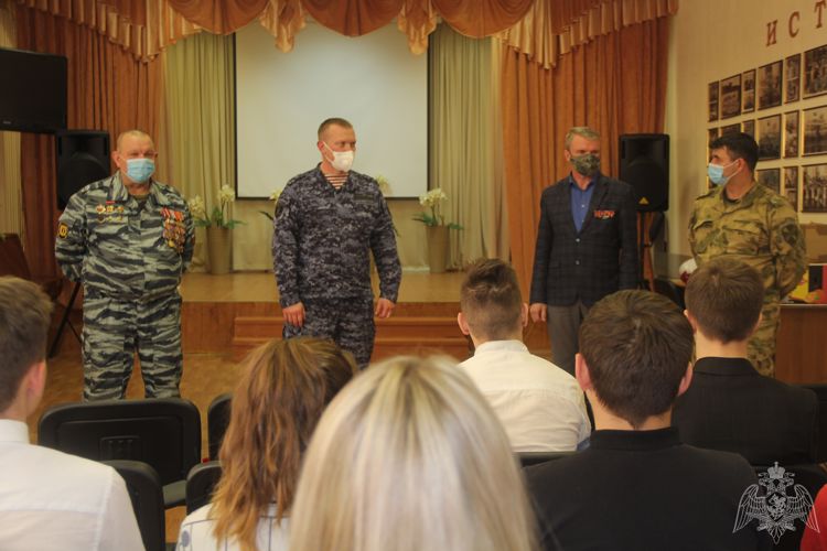 Липецкие росгвардейцы посетили воспитанников подшефного детского центра