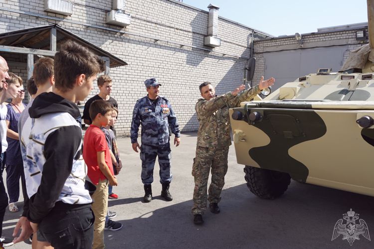 Воспитанники подшефного детского центра посетили липецких росгвардейцев