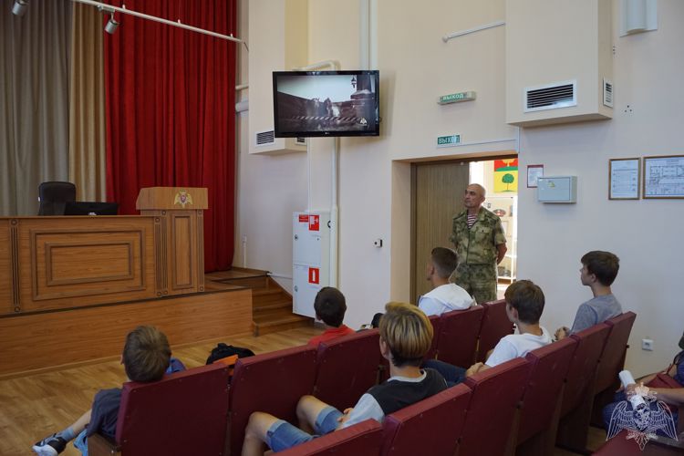Воспитанники подшефного детского центра посетили липецких росгвардейцев