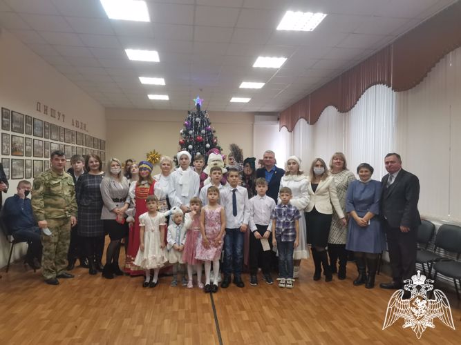 В Липецке росгвардейцы поздравили воспитанников подшефного детского центра с новогодними праздниками