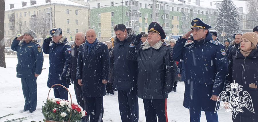 В Липецке росгвардейцы приняли участие в возложении цветов к Вечному огню в честь Дня Героев Отечества