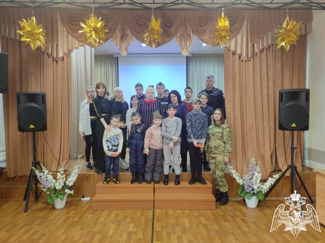 Росгвардейцы совместно с председателем комитета солдатских матерей провели урок мужества для воспитанников подшефного детского центра в Липецке