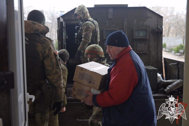 Росгвардейцы организовали выдачу гуманитарной помощи