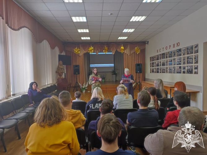 Росгвардейцы совместно с председателем комитета солдатских матерей провели урок мужества для воспитанников подшефного детского центра в Липецке