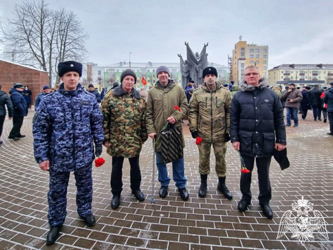 Росгвардейцы возложили цветы на площади Героев в День памяти воинов-интернационалистов