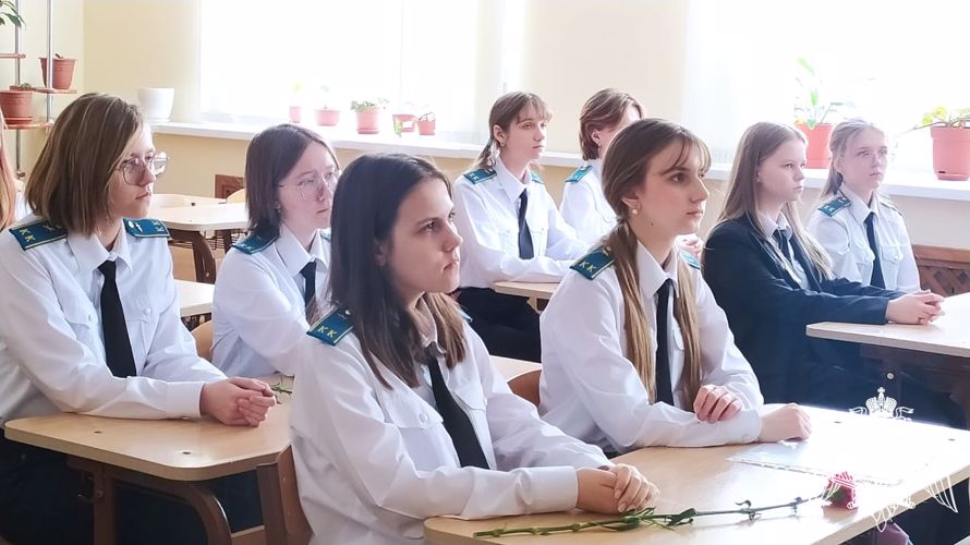 В Липецке ветераны спецподразделения Управления Росгвардии провели Урок мужества для школьников