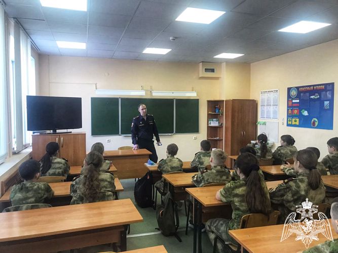 В День российской науки росгвардейцы встретились с учениками школы города Липецка
