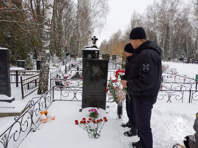 Сотрудники ОМОН Управления Росгвардии по Липецкой области почтили память погибшего товарища
