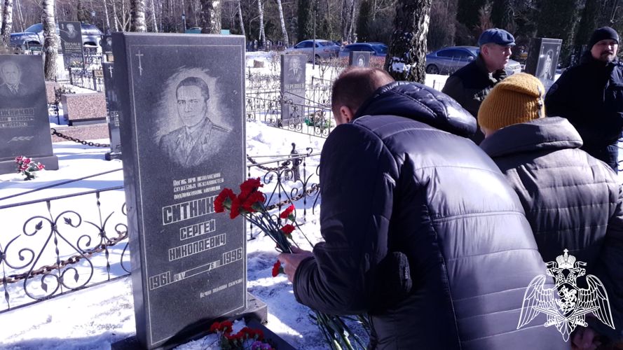 В Липецке сотрудники СОБР Управления Росгвардии почтили память своих боевых товарищей