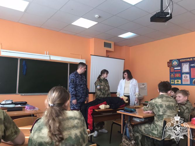 Росгвардейцы провели занятия для школьников по оказанию первой медицинской помощи