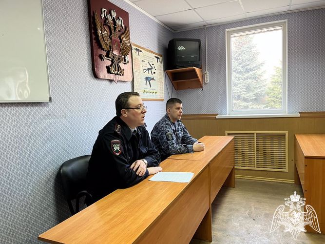 В Липецке для сотрудников Росгвардии провели занятие с инспектором ГИБДД