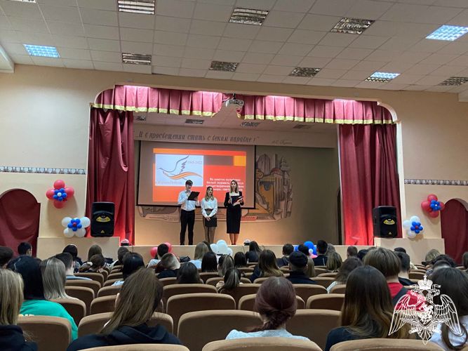 Офицеры ОМОН провели урок мужества для студентов