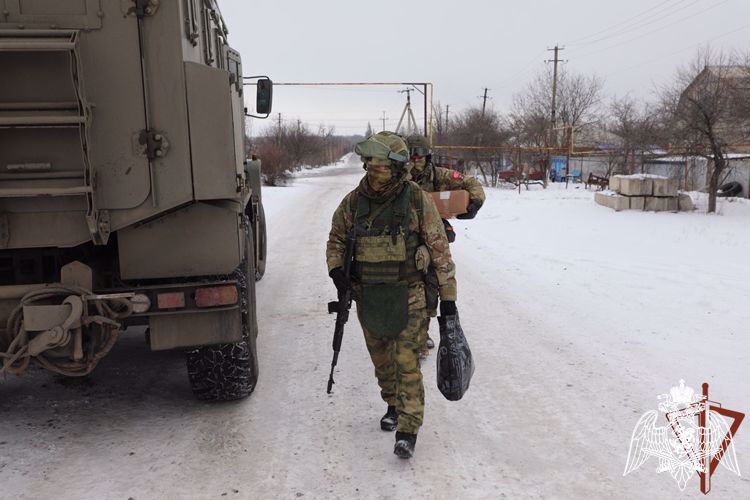 Росгвардейцы оказывают адресную помощь нуждающимся жителям ЛНР