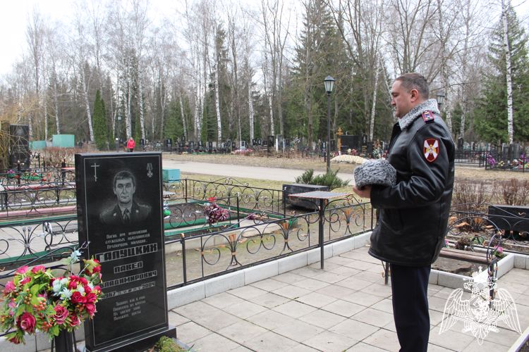 Сотрудники липецкого ОМОН почтили память боевых товарищей
