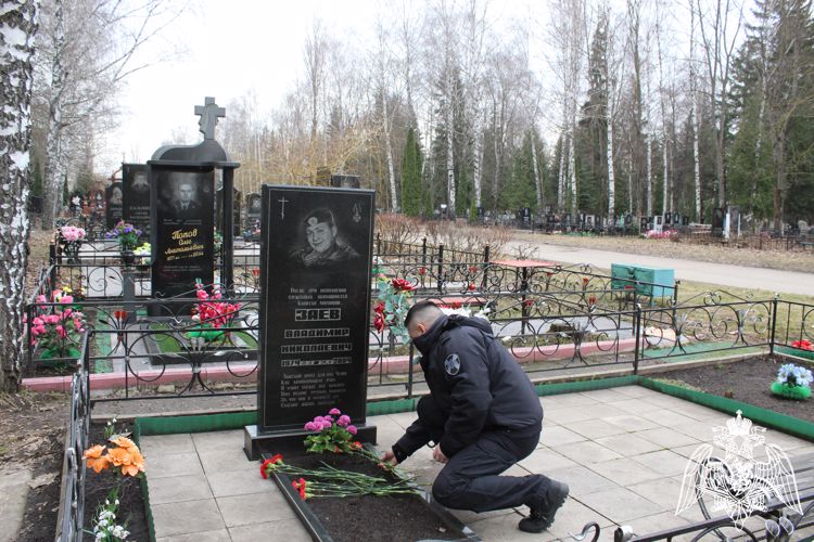 Сотрудники липецкого ОМОН почтили память боевых товарищей