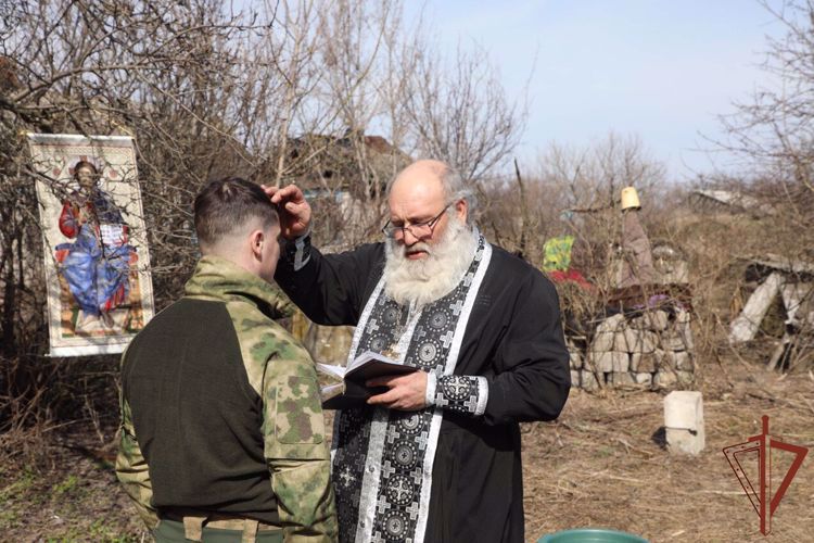 В преддверии светлого праздника Пасхи к росгвардейцам в регион проведения СВО привезли уникальную хоругвь из Соловецкого монастыря