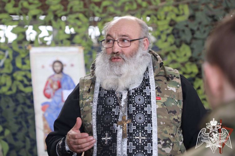 В преддверии светлого праздника Пасхи к росгвардейцам в регион проведения СВО привезли уникальную хоругвь из Соловецкого монастыря
