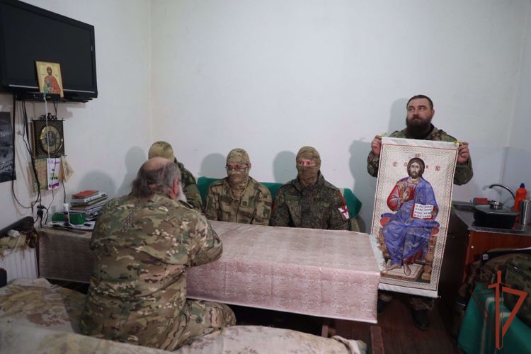 В преддверии светлого праздника Пасхи к росгвардейцам в регион проведения СВО привезли уникальную хоругвь из Соловецкого монастыря