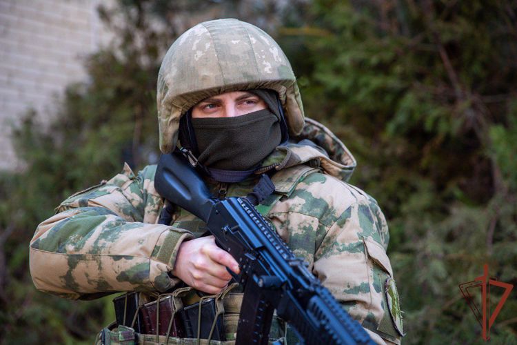 Собиравшего персональные данные сотрудников школ пособника ВСУ выявили росгвардейцы в Запорожской области
