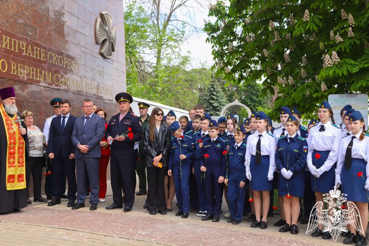 В Липецке росгвардейцы почтили память павших героев 