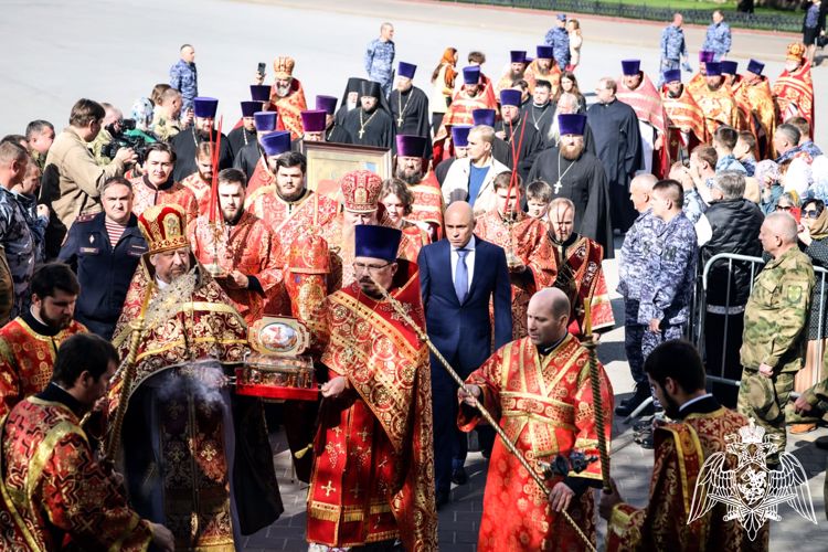 Начальник Управления Росгвардии по Липецкой области посетил молебен, посвящённый прибытию ковчега с десницей святых мощей великомученика Георгия Победоносца