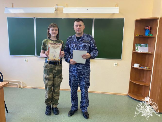 В Липецке росгвардейцы наградили учеников подшефного класса, которые активно участвовали в жизни ведомства
