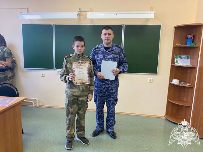 В Липецке росгвардейцы наградили учеников подшефного класса, которые активно участвовали в жизни ведомства