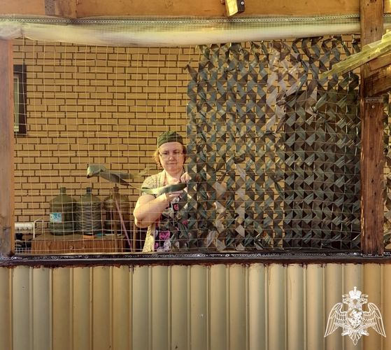Семья росгвардейца делает маскировочные сети для СВО