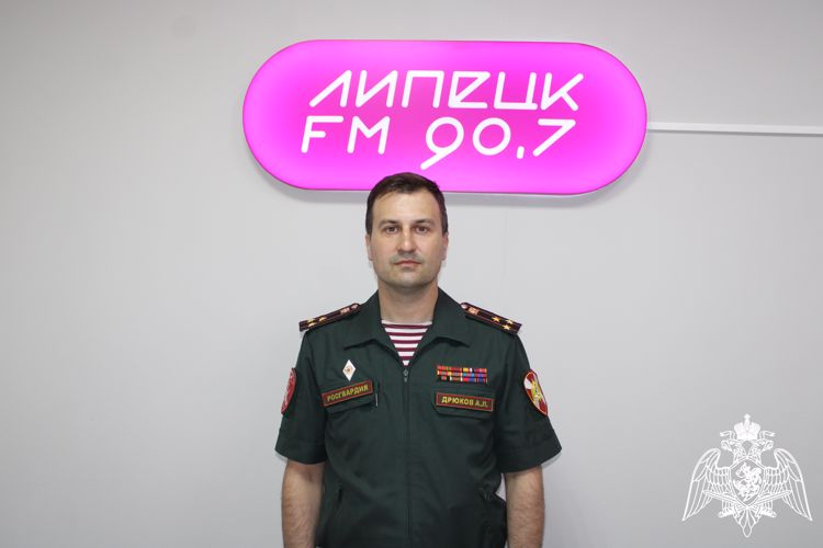 Военнослужащий Росгвардии рассказал об открытии мемориала на территории регионального Управления в эфире радио