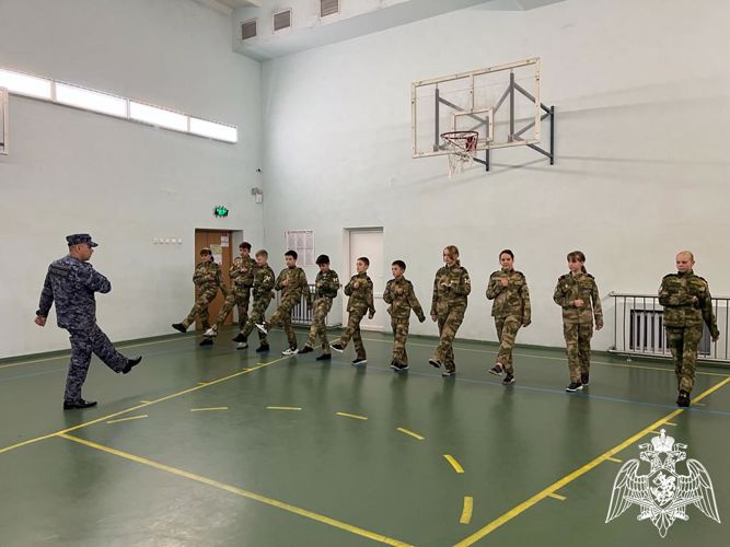Военно-патриотические мероприятия для учащихся кадетской школы провели росгвардейцы в Липецке