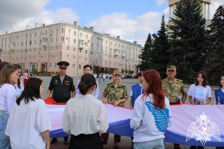 Росгвардейцы Липецка приняли участие в митинге ко Дню российского флага