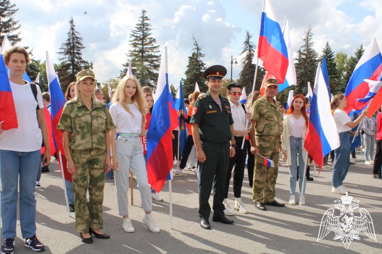 Росгвардейцы Липецка приняли участие в митинге ко Дню российского флага