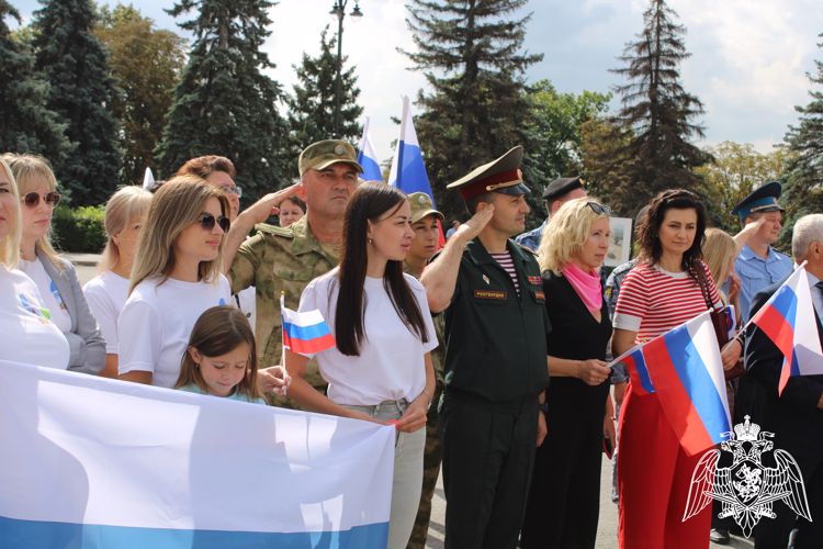 Росгвардейцы Липецка приняли участие в митинге ко Дню российского флага