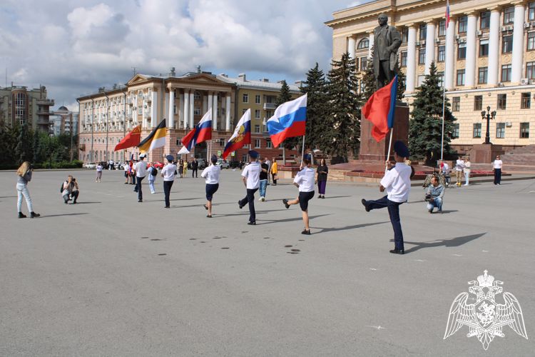 Росгвардейцы Липецка приняли участие в митинге ко Дню российского флага