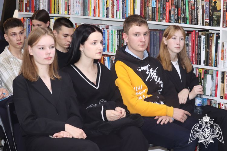 Ветеран спецподразделения ОМОН Управления Росгвардии провел профориентационный урок для школьников