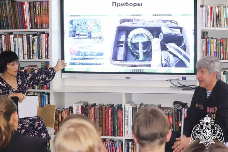 Ветеран спецподразделения ОМОН Управления Росгвардии провел профориентационный урок для школьников