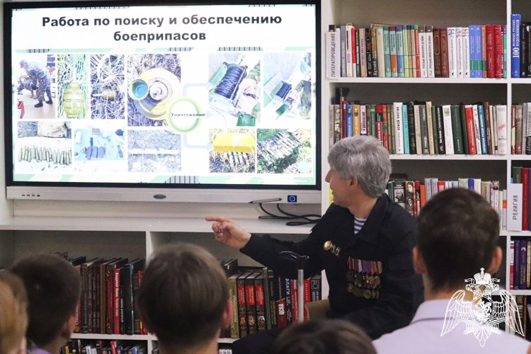 Ветеран спецподразделения ОМОН Управления Росгвардии провел профориентационный урок для школьников
