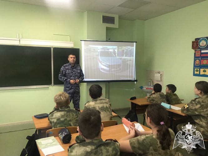 Липецкие росгвардейцы провели урок мужества для учеников кадетской школы