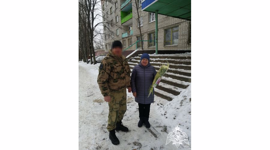 В преддверии Дня матери сотрудники Липецкого ОМОН Росгвардии посетили семьи погибших сослуживцев