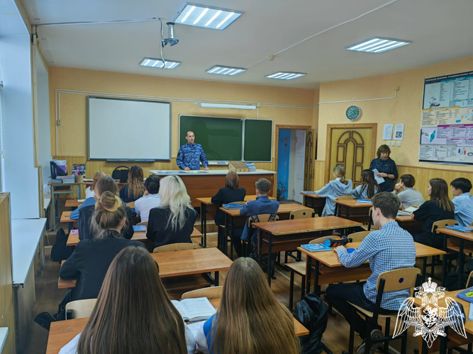 Занятия по антитеррористической безопасности провели липецкие росгвардейцы для школьников