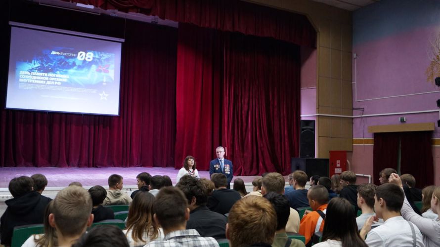В Липецке ветеран войск правопорядка провел «Урок мужества» для студентов