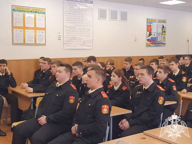 В Липецке офицеры Росгвардии провели урок профессиональной ориентации для учащихся старших классов подшефной школы