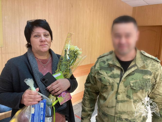 В преддверии Дня матери сотрудники Липецкого ОМОН Росгвардии посетили семьи погибших сослуживцев
