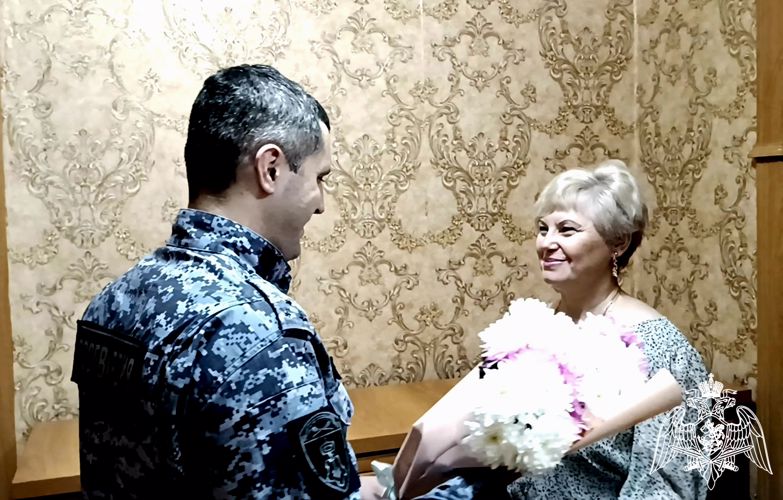 Липецкие росгвардейцы записали видеопоздравление ко Дню матери