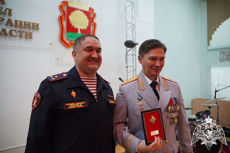 Начальник Управления Росгвардии по Липецкой области поздравил руководство, сотрудников и ветеранов УМВД с профессиональным праздником